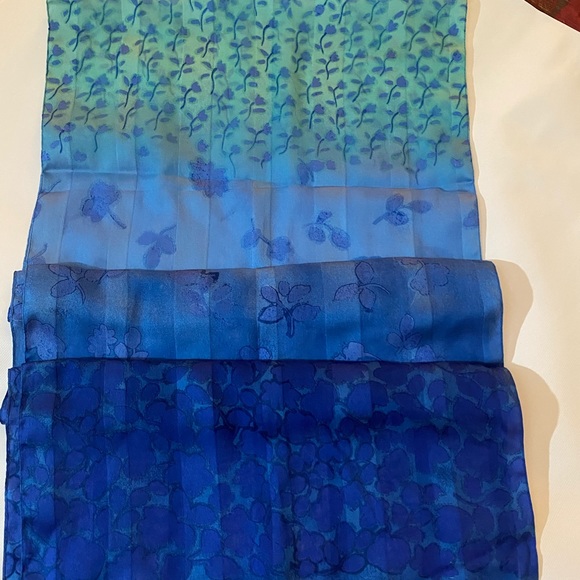 This beautiful rectangular scarf has an Ombré colour pallet. - Picture 2 of 4